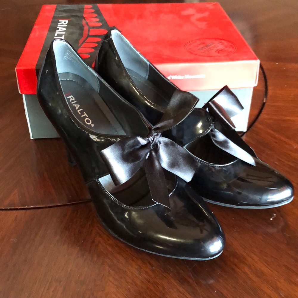 Rialto Payne Leather Black Pumps